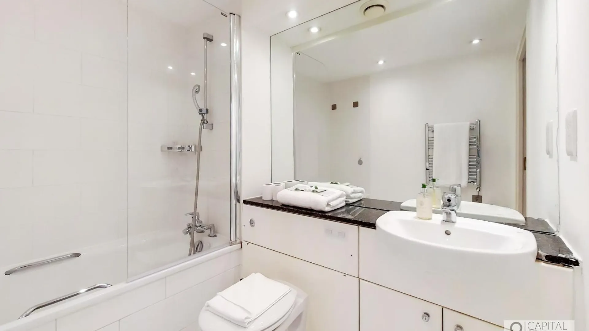 Fully Serviced Two Bed Apartment By Excel & O2 Лондон
